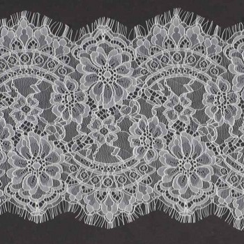 White lace pieces 3m