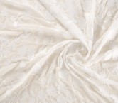 Bordado flor sobre chifon blanco