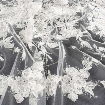 Bordado delicado floral blanco