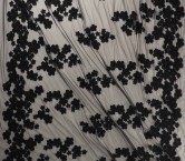 Tul bordado floral con cuentas negro