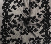 Tul bordado floral con cuentas negro