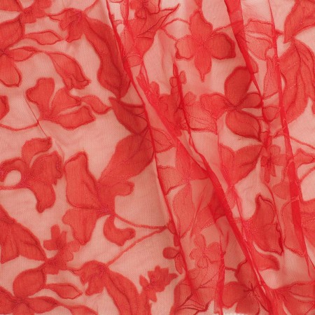 Flor organza sobre tul rojo