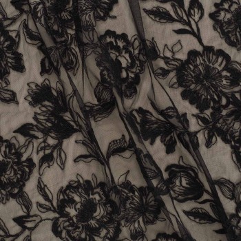 Bordado floral sobre tul negro