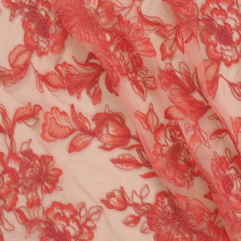 Bordado floral sobre tul coral