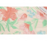 Flor bordada sobre tul verde coral