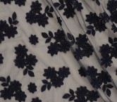 Bordado floral sobre tul navy