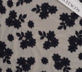 Bordado floral sobre tul navy