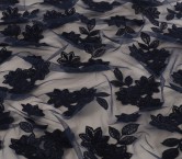 Bordado floral sobre tul navy