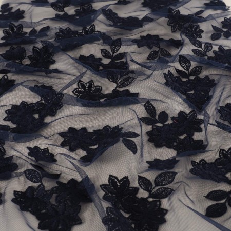 Bordado floral sobre tul navy