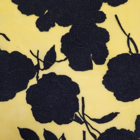 Bordado flor sobre chifon negro amarillo