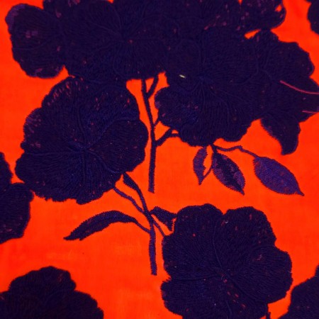 Bordado flor sobre chifon coral azul