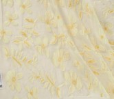Flores de organza sobre tul amarillo