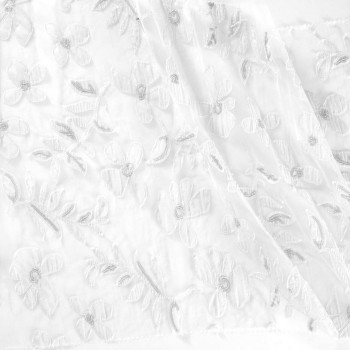 Flores de organza sobre tul blanco