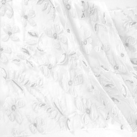Flores de organza sobre tul blanco