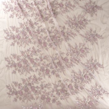 Flores bordadas sobre tul rosa