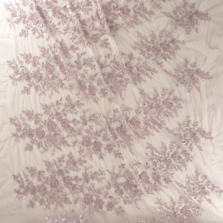 Flores bordadas sobre tul rosa