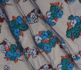 Bouquet de flores sobre tul azul verde