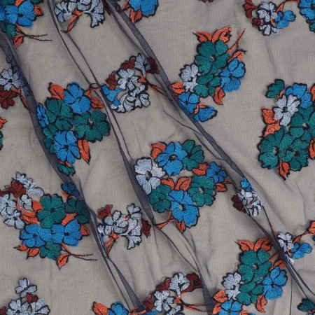 Bouquet de flores sobre tul azul verde