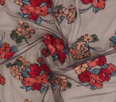 Bouquet de flores sobre tul coral