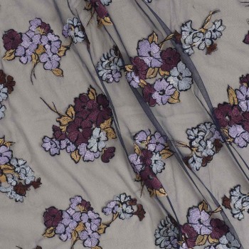 Bouquet de flores sobre tul lila