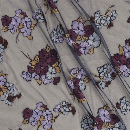 Bouquet de flores sobre tul lila