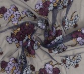 Bouquet de flores sobre tul lila