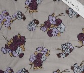 Bouquet de flores sobre tul lila