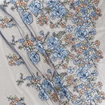 Flores bordadas sobre tul azul naranja