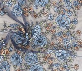 Flores bordadas sobre tul azul naranja