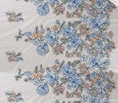 Flores bordadas sobre tul azul naranja
