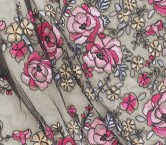 Flores bordadas sobre tul rosa fuxia