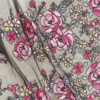 Flores bordadas sobre tul rosa fuxia