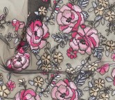 Flores bordadas sobre tul rosa fuxia