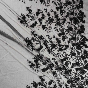 Bordado floral con apliques   negro